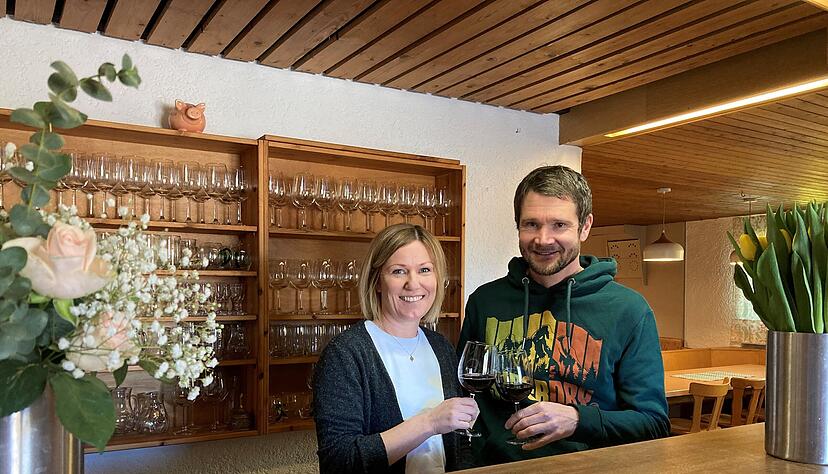 Nicole und Felix Springer in der Besenwirtschaft des gleichnamigen Weinguts. Nicole und Felix Springer in der Besenwirtschaft des gleichnamigen Weinguts.