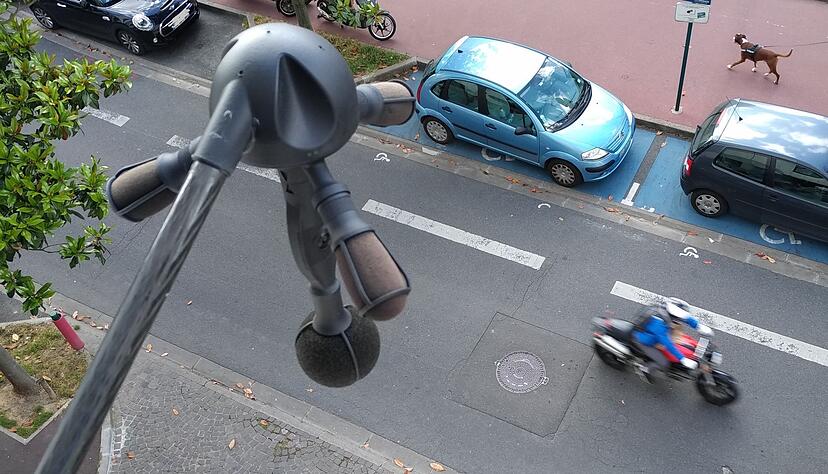 Ein Lärm-Blitzer von Bruitparif wird in Frankreich getestet. Um besonders laute Auto- und Motorradfahrer auszumachen, werden auch in Nordrhein-Westfalen Lärm-Blitzer gefordert.