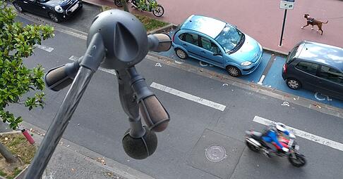 Ein Lärm-Blitzer von Bruitparif wird in Frankreich getestet. Um besonders laute Auto- und Motorradfahrer auszumachen, werden auch in Nordrhein-Westfalen Lärm-Blitzer gefordert.