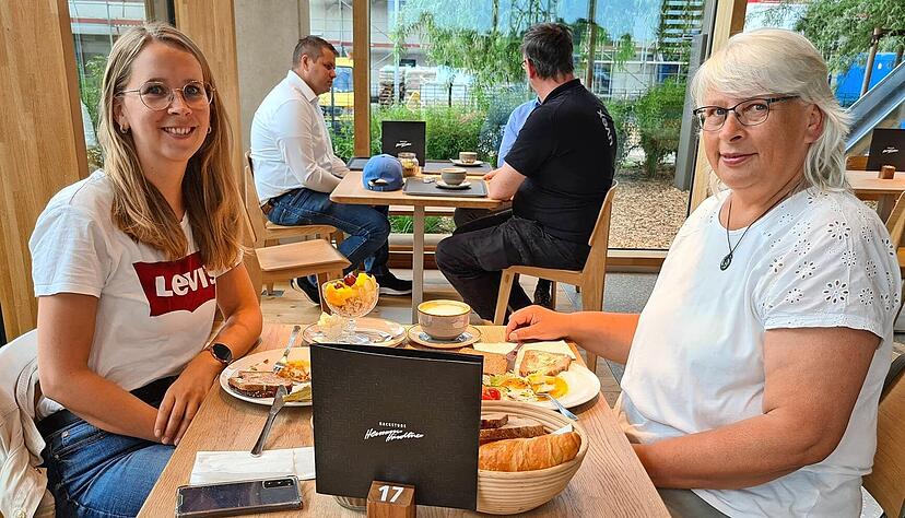 Andrea Roll (rechts im Bild) ist mit ihrer Tochter Jana zu Besuch, die im nahegelegenen Lidl-Zentrallager im Gewerbegebiet arbeitet.