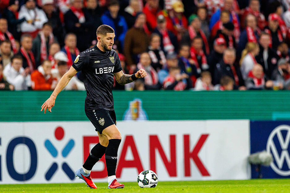 Jeff Chabot: Abwehr-Jeff haute dazwischen, wo es notwendig war. Stabil in der Defensive und ließ gemeinsam im Abwehrverbund kaum etwas zu. Note: 3 Jeff Chabot: Abwehr-Jeff haute dazwischen, wo es notwendig war. Stabil in der Defensive und ließ gemeinsam im Abwehrverbund kaum etwas zu. Note: 3