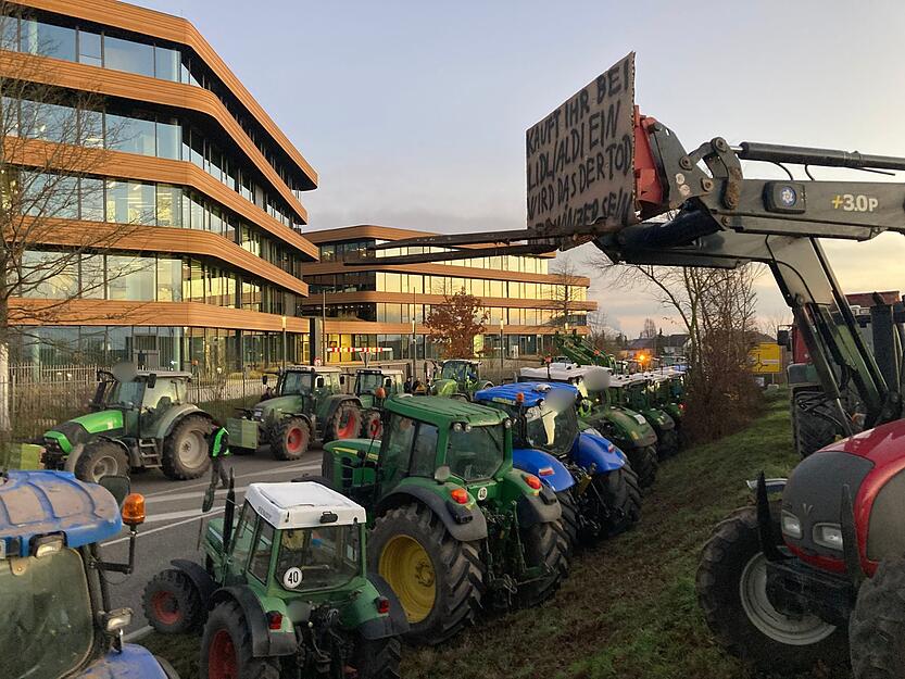 An einigen Traktoren sind Schilder mit Botschaften befestigt. Die Bauern protestieren in Bad Wimpfen gegen Dumping-Preise beim Discounter Lidl.