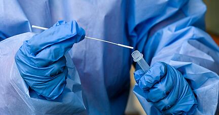 PRODUKTION - 08.11.2021, Brandenburg, Zossen: Eine Krankenschwester eines mobilen Test-Teams des Deutschen Roten Kreuzes (DRK) steckt während einer Corona-Testung ein Teststäbchen in die Flüssigkeit eines Schnelltests in der DRK-Seniorenbetreuungseinrichtung Saalower Berg. Mit Sorge blicken Pflegeheime in Brandenburg auf die kalte Jahreszeit - und steigende Corona-Zahlen. Da auch Geimpfte mit dem Virus infiziert sein können, geben nur Tests mehr Sicherheit. Foto: Jens Kalaene/dpa-Zentralbidl/dpa +++ dpa-Bildfunk +++ PRODUKTION - 08.11.2021, Brandenburg, Zossen: Eine Krankenschwester eines mobilen Test-Teams des Deutschen Roten Kreuzes (DRK) steckt während einer Corona-Testung ein Teststäbchen in die Flüssigkeit eines Schnelltests in der DRK-Seniorenbetreuungseinrichtung Saalower Berg. Mit Sorge blicken Pflegeheime in Brandenburg auf die kalte Jahreszeit - und steigende Corona-Zahlen. Da auch Geimpfte mit dem Virus infiziert sein können, geben nur Tests mehr Sicherheit. Foto: Jens Kalaene/dpa-Zentralbidl/dpa +++ dpa-Bildfunk +++