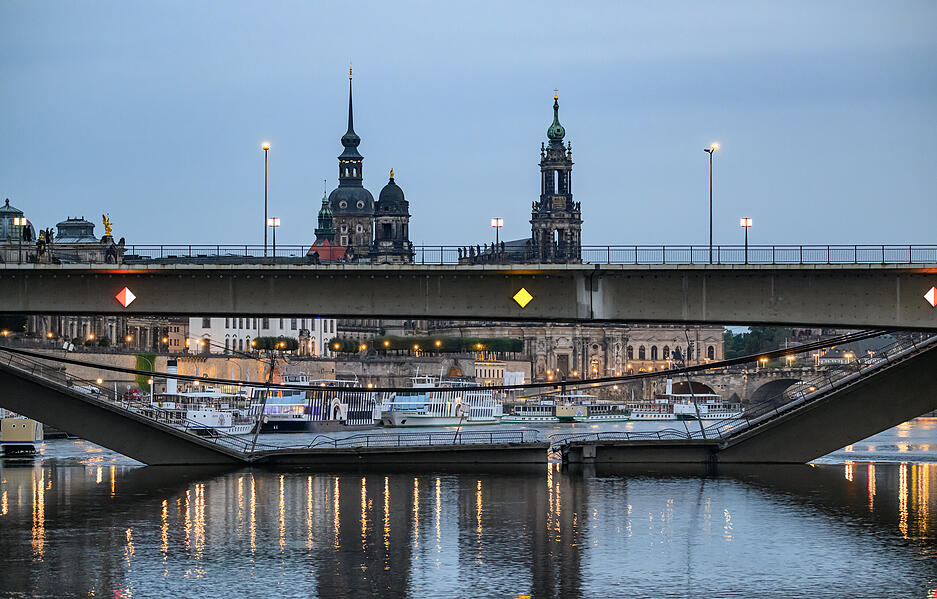 Betroffen vom Brückeneinsturz in Dresden sind laut Lagezentrum der Fußgänger- und Radweg sowie die Straßenbahngleise.