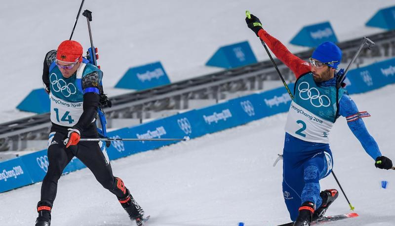 18.02.2018, Südkorea, Pyeongchang: Olympia, Biathlon, Massenstart, Herren , Alpensia Biathlon Zentrum: Simon Schempp (l) aus Deutschland und Martin Fourcade (r) aus Frankreich im Ziel. Foto: Hendrik Schmidt 18.02.2018, Südkorea, Pyeongchang: Olympia, Biathlon, Massenstart, Herren , Alpensia Biathlon Zentrum: Simon Schempp (l) aus Deutschland und Martin Fourcade (r) aus Frankreich im Ziel. Foto: Hendrik Schmidt