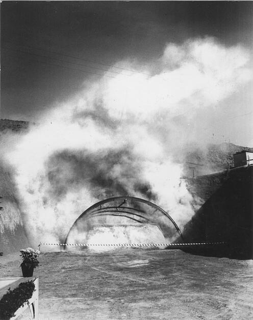 29. September 1986: Baubeginn für den B 39-Umfahrungstunnel. Mit einem lauten Knall, dem „Tunnelanschlag“, geht es los. Die Patin des Tunnels, Hildegard Susset, löst die Sprengung per Fernzündung aus. Es ist die erste und einzigen Sprengung während des Baus.
