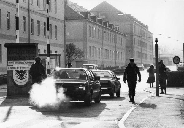 1991: Seit Ausbruch des Golfkriegs werden die Eingangskontrollen zu den Kasernen verschärft.
