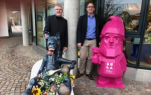 Anfang Dezember vor der Rathaus Bad Rappenau: Der Buga-Zwerg mit dem Bad Rappenauer Gartenschau-Maskottchen Rappoldi, BTB-Geschäftsführer Dieter Wohlschlegel und OB Sebastian Frei. Foto: Privat Anfang Dezember vor der Rathaus Bad Rappenau: Der Buga-Zwerg mit dem Bad Rappenauer Gartenschau-Maskottchen Rappoldi, BTB-Geschäftsführer Dieter Wohlschlegel und OB Sebastian Frei. Foto: Privat
