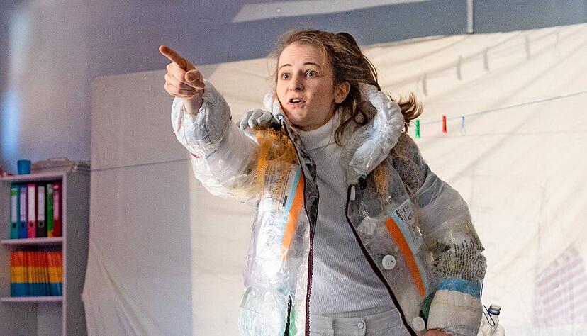 Ein forderndes Solostück mit mehreren Rollen: Schauspielerin Nora Rebecca Wolff lässt in "Petty Einweg &minus; Die fantastische Reise einer Flasche bis ans Ende der Welt" verschiedene Figuren lebendig werden.
Foto: Mario Berger