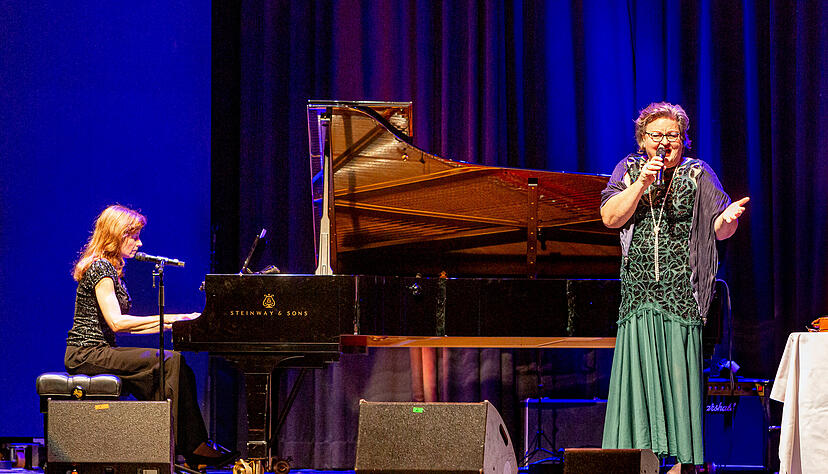&bdquo;Lass mich Dein Badewasser schl&uuml;rfen&ldquo;: S&auml;ngerin Anke Blohmann und Pianistin Dorothee Hermanni sind Die Vintage Sisters. In der Harmonie pr&auml;sentierte das Duo Schlager und Chansons aus den 20er bis 60er Jahren.