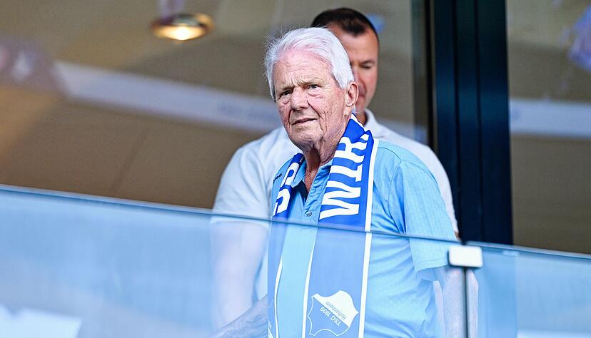 M&auml;zen Dietmar Hopp schaut in der Arena zu.
