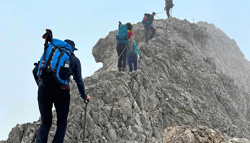 Jeder Schritt muss sitzen: Auf dem Heilbronner Weg sind viele schwere Passagen mit einem Stahlseil gesichert.