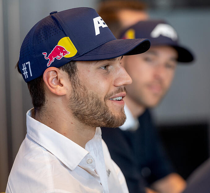 Kinderpressekonferenz im Audi-Forum mit den DTM-Rennfahrern Ricardo Feller und Kelvin van der Linde Kinderpressekonferenz im Audi-Forum mit den DTM-Rennfahrern Ricardo Feller und Kelvin van der Linde