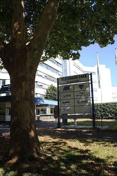 Für die neue Technologie suchte das Unternehmen einen neuen Standort − und den Anschluss an die internationale Konkurrenz, die bei der Halbleiterei damals die Nase vorn hatte. Für die neue Technologie suchte das Unternehmen einen neuen Standort − und den Anschluss an die internationale Konkurrenz, die bei der Halbleiterei damals die Nase vorn hatte.