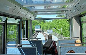 Die Bergseilbahn bringt die Fahrg&auml;ste von der Talstadt ins 170 Meter h&ouml;her gelegene Neubaugebiet Tal&auml;cker. Auch mehrere Schulen gibt es oben auf dem Berg. Rund 600?000 G&auml;ste nutzen die Bahn pro Jahr.
Fotos: Friedhelm R&ouml;mer