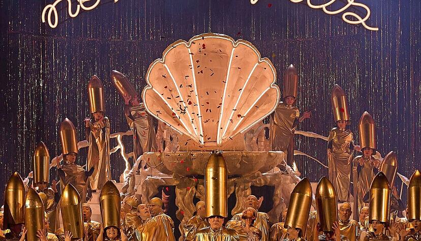 Wenn Casanova vom Thron steigt oder: ein Abend voller Raketen, Patronen und anderen Phallussymbolen in der Staatsoper Stuttgart als trashige Revue-Operette mit einem fabelhaften Staatsopernchor und Solisten.