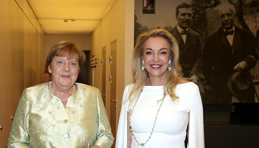 Glänzender Blazer in Salzburg: Ex-Kanzlerin Merkel (l.) und Festspielpräsidentin Kristina Hammer. (Archivbild) Glänzender Blazer in Salzburg: Ex-Kanzlerin Merkel (l.) und Festspielpräsidentin Kristina Hammer. (Archivbild)