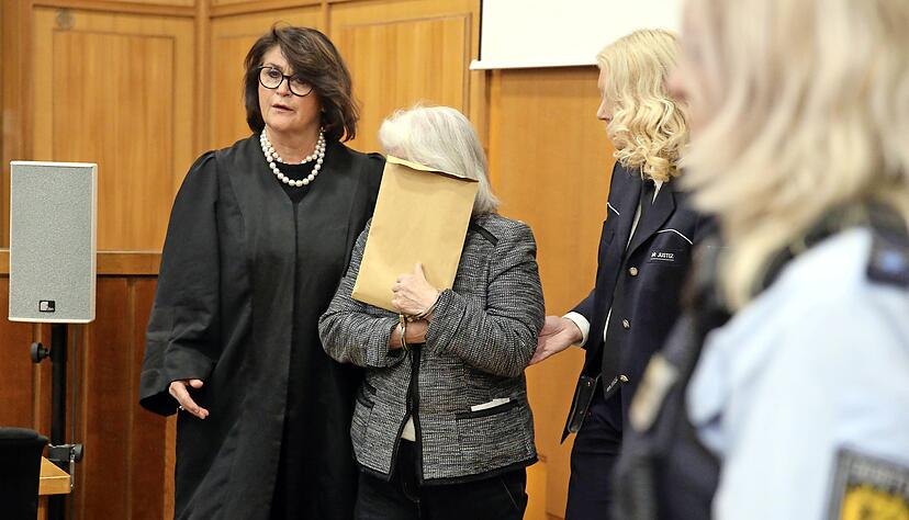 Auch am gestrigen Prozesstag lässt die wegen Totschlags angeklagte Elisabeth S. nicht ganz die Maske fallen.
Foto: Archiv/Veigel