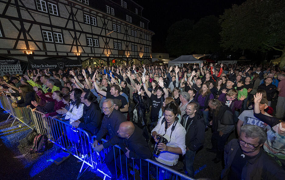 Juli 2014: Hunderte Besucher feiern im Schlosshof den Auftritt von Mother’s Finest beim Blacksheep-Festival.