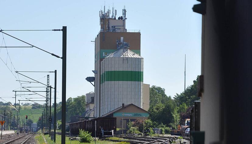 Drei Gleise vereinen sich zu einer Trasse: So sieht der Bauplan für die künftige Zusammenarbeit des Kraichgau-Raiffeisen-Zentrums, der BAG Franken und der Labag Marbach aus.
Foto: Archiv/Hettich Drei Gleise vereinen sich zu einer Trasse: So sieht der Bauplan für die künftige Zusammenarbeit des Kraichgau-Raiffeisen-Zentrums, der BAG Franken und der Labag Marbach aus.
Foto: Archiv/Hettich