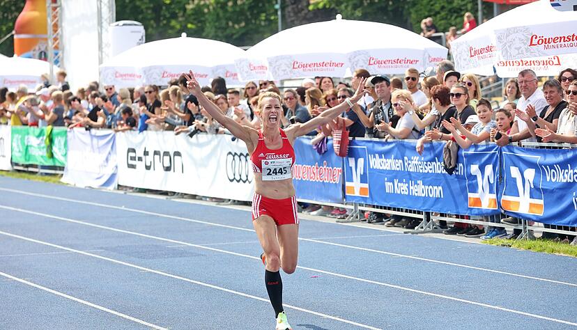 Während Hans Krauss gemächlich läuft, jubelt Bettina Englisch über den Halbmarathon-Sieg. Während Hans Krauss gemächlich läuft, jubelt Bettina Englisch über den Halbmarathon-Sieg.