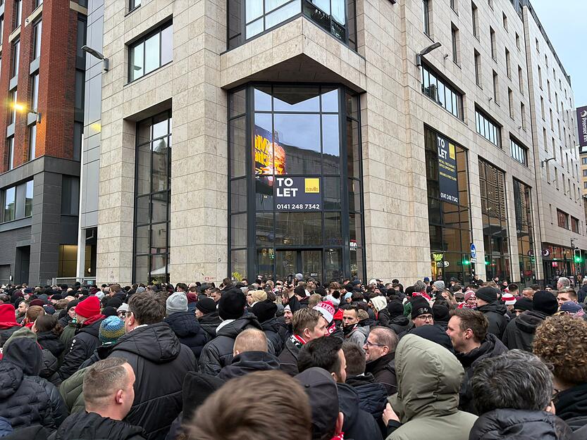 Die Stimmung ist zwar ruhig, die Laune bei den VfB-Fans aber gut in Glasgow beim Fanmarsch.