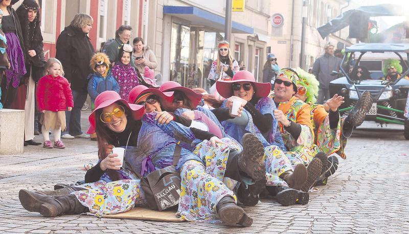 Aus der Leiergasse rollte der Umzug in die Brettener Stra&szlig;e. Danach ging es &uuml;ber die Rappenauer Stra&szlig;e durch die Altstadt und zur&uuml;ck.
Foto: Tanja Ochs