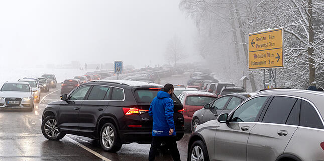 Der 539 Meter hohe Berg bei Beilstein ist seit Jahren ein beliebtes Ausflugsziel, sobald das Gras unter Schnee verschwindet. In diesem Jahr scheint der Bedarf besonders groß zu sein: Erst, als die Polizei die Zufahrtsstraßen absperrt, versiegt der Strom immer weiterer Fahrzeuge. Die Beamten klemmen zahlreiche Strafzettel unter die Scheibenwischer - die Zufahrtstraßen zum Stocksberg mussten zwischenzeitlich gesperrt werden.