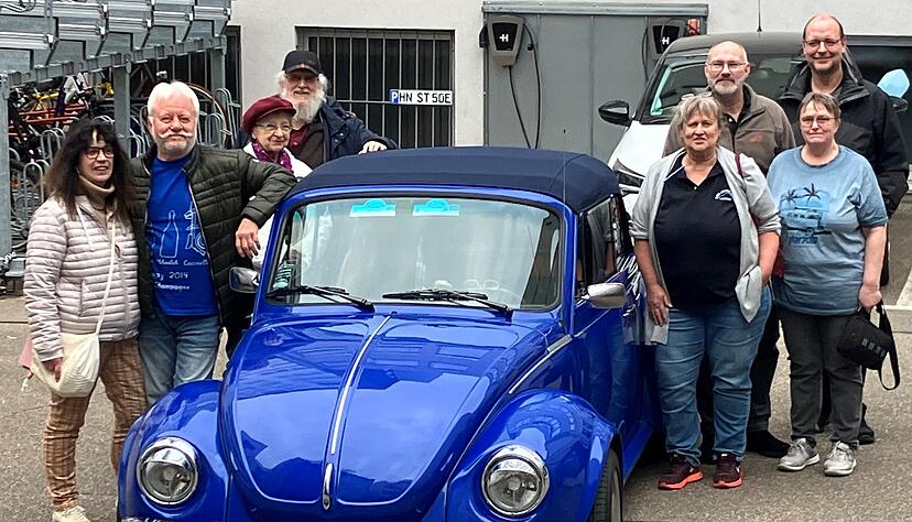 Am 1. Mai geht die Saison für den Käfer-Club wieder los. Viele der flotten Flitzer sind derzeit noch im Winterlager. Nicht so Heinz und Anke Effenberger mit ihrem RS-blauen 1303 Cabrio.