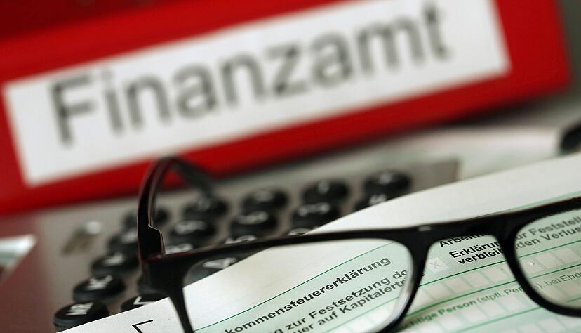 Der Erlass eines Steuerbescheids dauert in etwa so lange wie die Züchtung eines Masthähnchens.(Symbolbild) Der Erlass eines Steuerbescheids dauert in etwa so lange wie die Züchtung eines Masthähnchens.(Symbolbild)