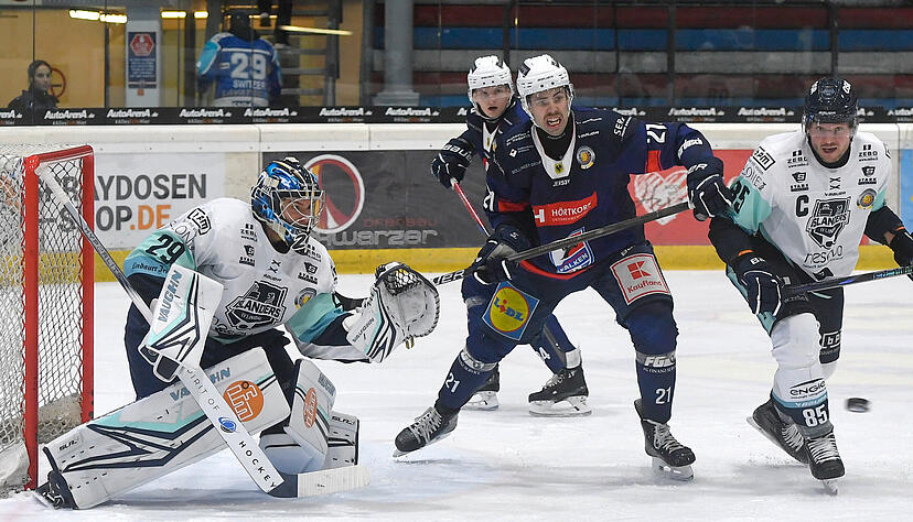 Sebastian Hon (rechts) ist bereits zu Saisonbeginn in herausragender Form. Ausdruck dessen ist, dass der 25-Jährige im zweiten Heimspiel den Goldhelm des Topscorers der Heilbronner Falken getragen hat.