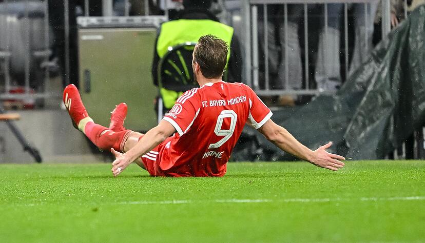 Harry Kane feiert seinen nächsten Doppelpack mit einem Jubelrutscher. Harry Kane feiert seinen nächsten Doppelpack mit einem Jubelrutscher.