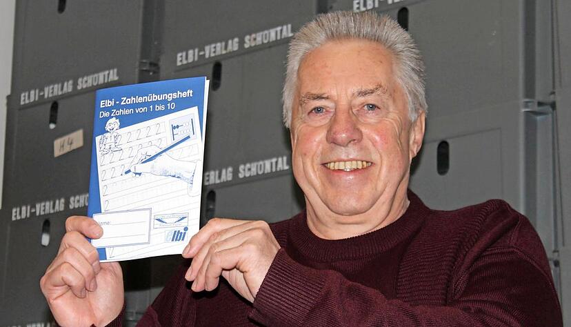 Hat gut lachen: Manfred Ellerbrock f&uuml;hrt rund 300 verkaufsrelevante Artikel im Sortiment. Das absolute "Top-Produkt" sei das Zahlen&uuml;bungsheft.Foto: Heike Kinkopf