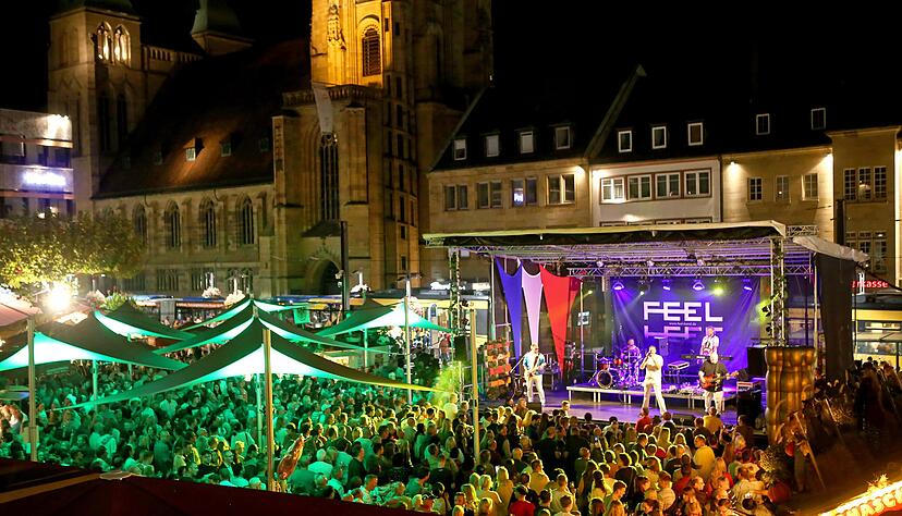 Die Band "Feel" aus Neuenstadt-Stein heizte am Marktplatz die Stimmung mit Cover-Songs an.