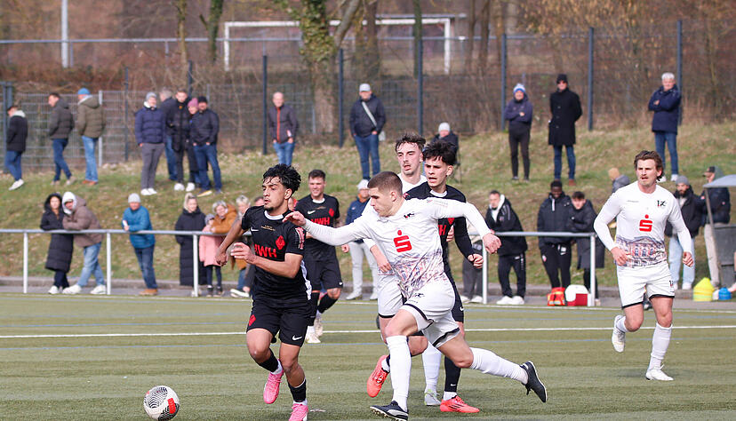 Das Heimspiel gegen den 1. FC Bruchsal in der vergangenen Saison bestritt der VfB Eppingen um Farid Hazrati (links) auf dem Kunstrasenplatz. Das Heimspiel gegen den 1. FC Bruchsal in der vergangenen Saison bestritt der VfB Eppingen um Farid Hazrati (links) auf dem Kunstrasenplatz.