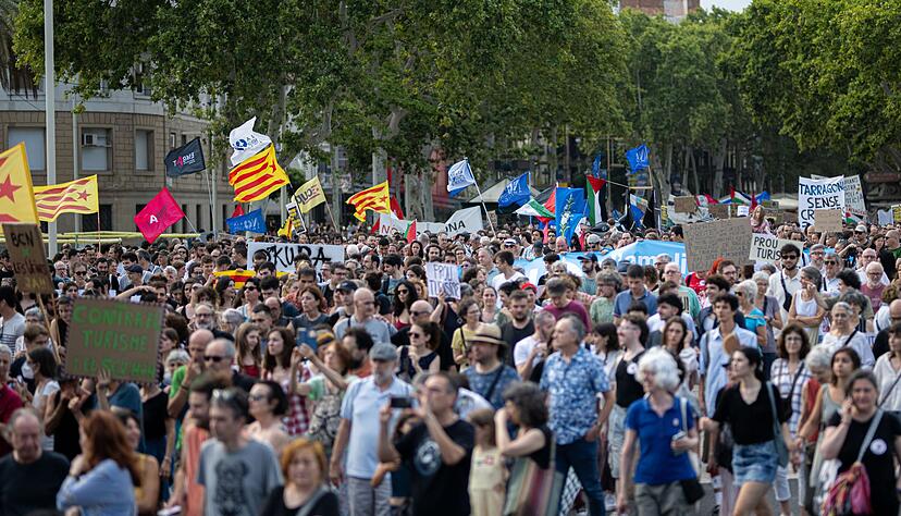 "Mehr Fahrräder, weniger Flugzeuge" lautet eine der Forderungen der Demonstranten in Barcelona. "Mehr Fahrräder, weniger Flugzeuge" lautet eine der Forderungen der Demonstranten in Barcelona.
