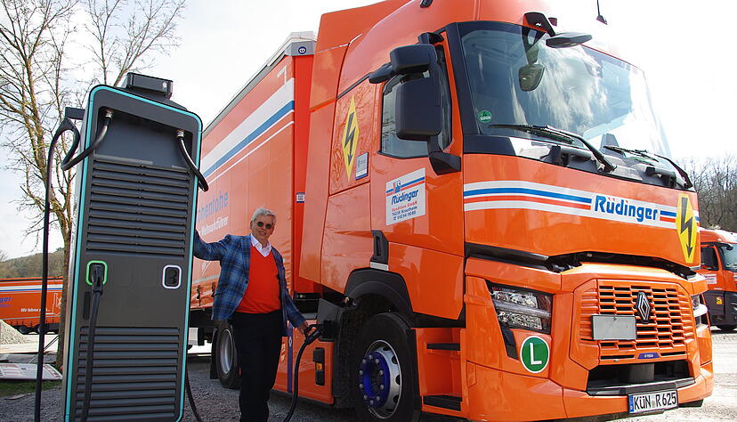 Spediteur Roland Rüdinger aus Krautheim wird bis Ende des Jahres die Hälfte seiner Nahverkehrsflotte auf E-Lastwagen umgestellt haben.