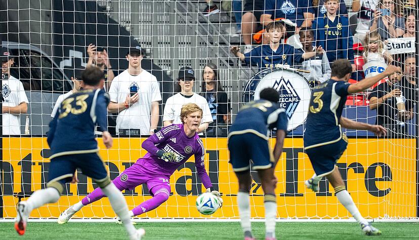 Thomas Müller ist für Vancouver sicher vom Elfmeterpunkt.