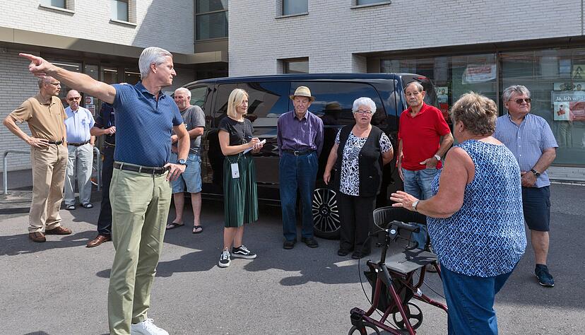 Was brennt den Ilsfeldern auf den N&auml;geln? Das wollte Chefredakteur Uwe Ralf Heer (links) am Dienstagvormittag beim Vor-Ort-Termin wissen.
Foto: Mario Berger