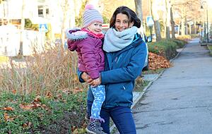 Carina Kurz und ihre dreij&auml;hrige Tochter Juli f&uuml;hlen sich in der Stadt sehr wohl.