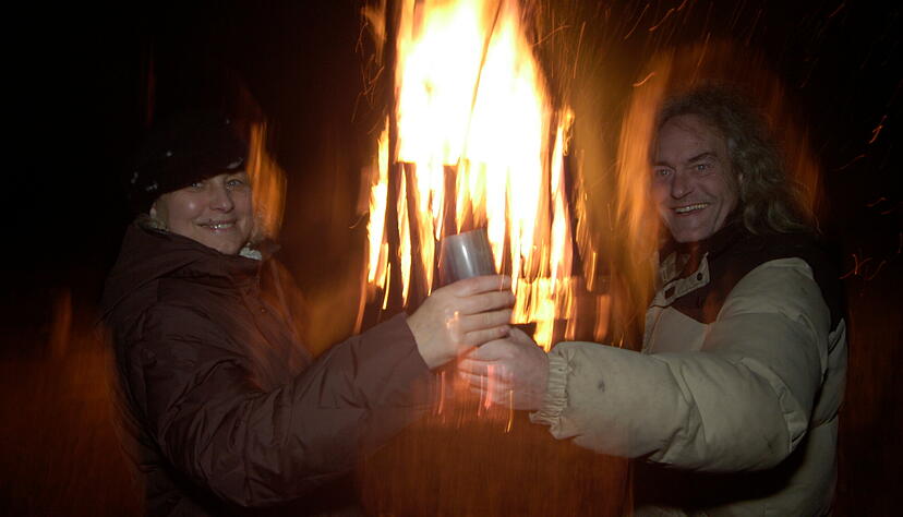 Sonnwendfeuer haben ihren ganz eigenen Reiz: Das in Gemmingen ist nach eigenen Angaben des Vereins Kukuk "das gr&ouml;&szlig;te in der Region Heilbronn". F&uuml;r 2025 wurde es jetzt aber abgesagt.