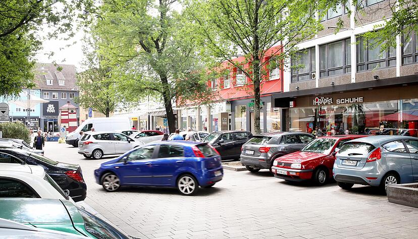 In der Lohtorstraße wollen die Grünen Parkplätze abschaffen.
Foto: Ralf Seidel