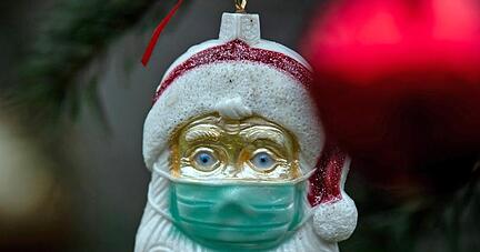 Im Gespräch sind rigorose Kontaktbeschränkungen in Schulen und Kitas und ein harter bundesweiter einheitlicher Lockdown noch vor Weihnachten. Der Weihnachtsmann sollte eigentlich von den Einschränkungen ausgenommen sein - nicht doch dieser Weihnachtsbaumschmuck.