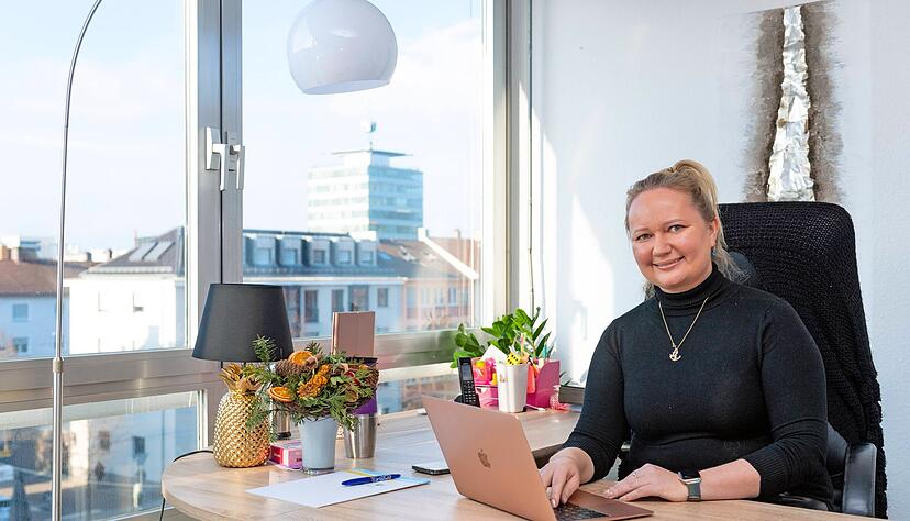 Katharina Mikov in ihrem Büro mit Blick auf die Allee und den K3-Turm im Hintergrund. Gelassen lässt sie die OB-Wahl auf sich zukommen.
Foto: Mario Berger