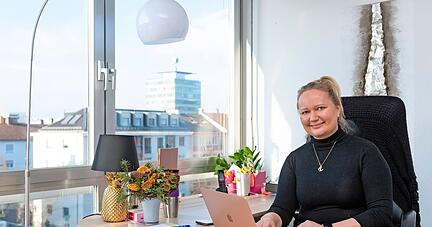 Katharina Mikov in ihrem Büro mit Blick auf die Allee und den K3-Turm im Hintergrund. Gelassen lässt sie die OB-Wahl auf sich zukommen.
Foto: Mario Berger Katharina Mikov in ihrem Büro mit Blick auf die Allee und den K3-Turm im Hintergrund. Gelassen lässt sie die OB-Wahl auf sich zukommen.
Foto: Mario Berger