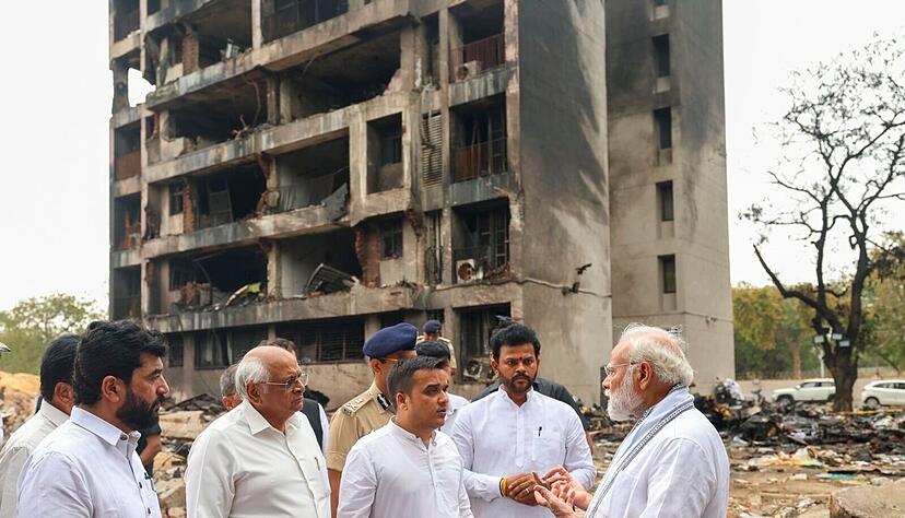 An der Absturzstelle machte sich Modi ein Bild von der Katastrophe.