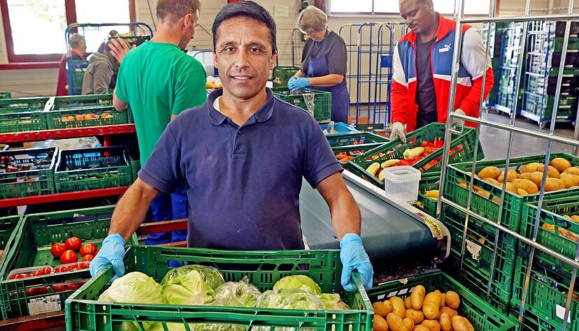 Auch hier ist Verstärkung willkommen: Im Zentrallager in der Goppeltstraße in Heilbronn sortieren Ehrenamtliche das gespendete Obst und Gemüse, bevor es in den Verkauf in den Tafelladen geht.
Foto: Archiv/Seidel
