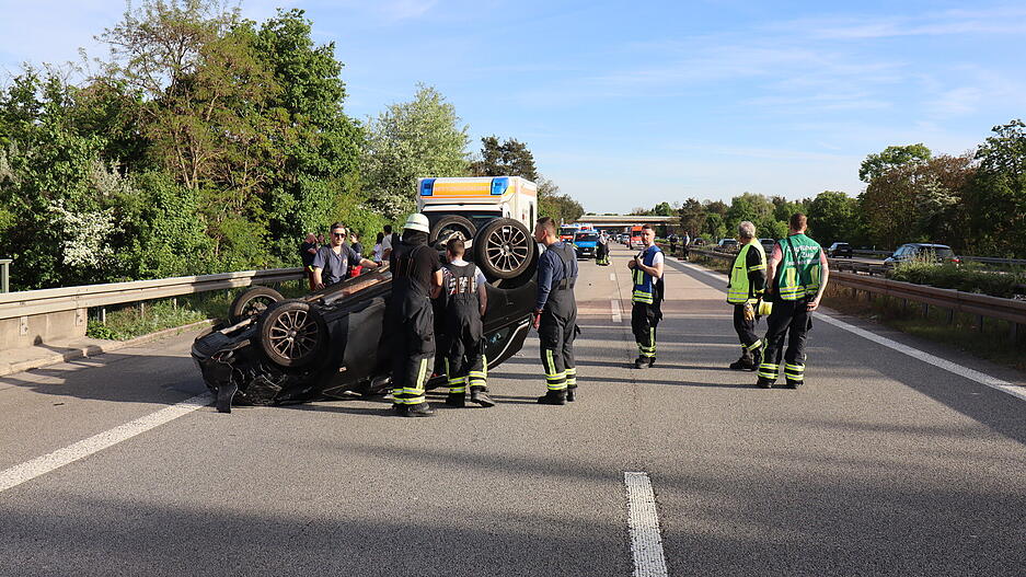 Bei einem Unfall auf der A6 &uuml;berschl&auml;gt sich ein Auto.
