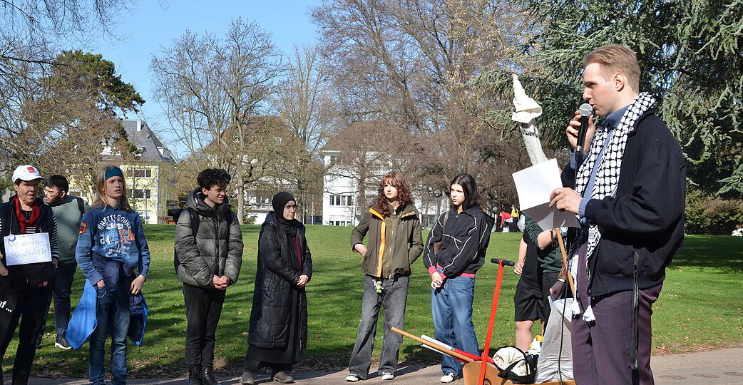 Symboltr&auml;chtig: Auf dem Friedensplatz an der Landwehrm&auml;nner-Plastik wird gegen die Wehrpflicht demonstriert.
