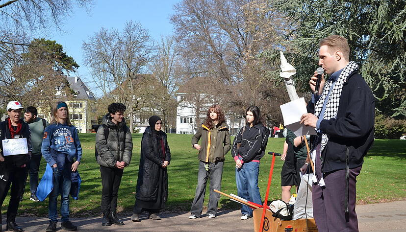 Symboltr&auml;chtig: Auf dem Friedensplatz an der Landwehrm&auml;nner-Plastik wird gegen die Wehrpflicht demonstriert.